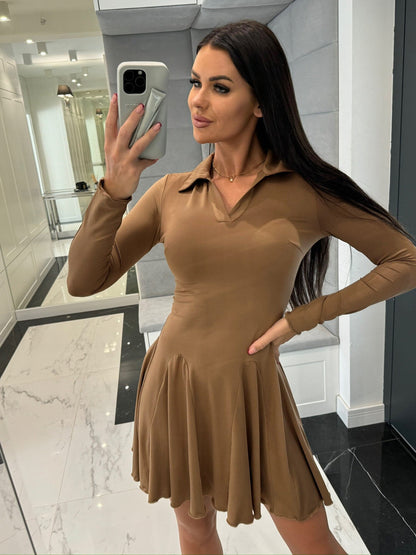 Robe de sport pour femmes avec col polo et jupe évasée Chic und Stil