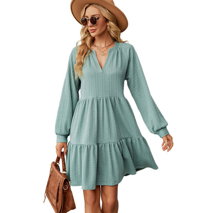 Robe décontractée pour femmes avec décolleté en V, manches volumineuses et ourlet à volants Chic und Stil