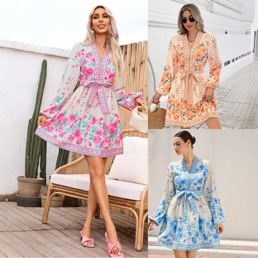 Robe femme avec détails floraux et ceinture à la taille Chic und Stil