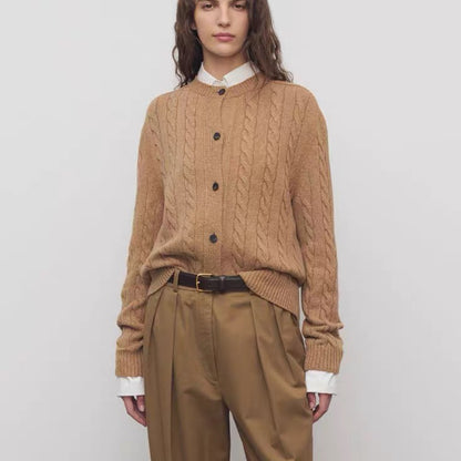 Dames cardigan en grosse maille avec motif de cable décoratif et patte de boutonnage Chic und Stil