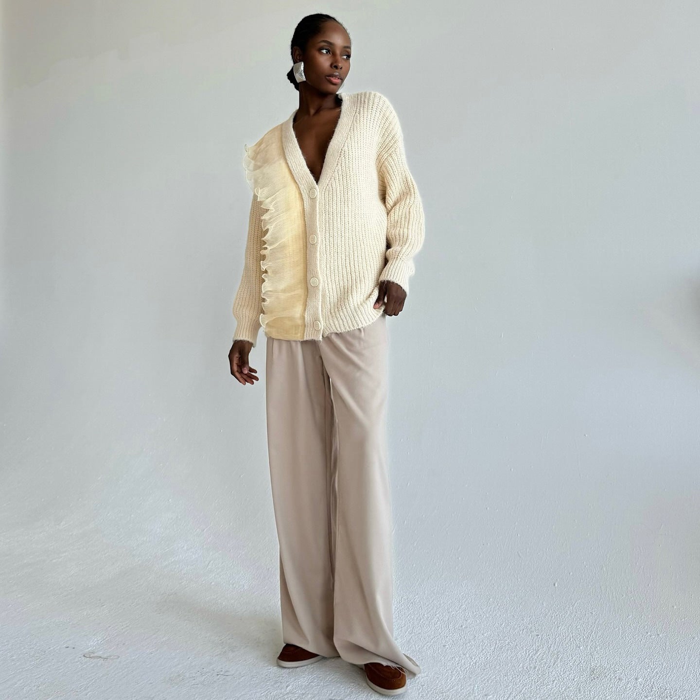 Cardigan pour femmes avec détails en volants et fermeture à boutons Chic und Stil