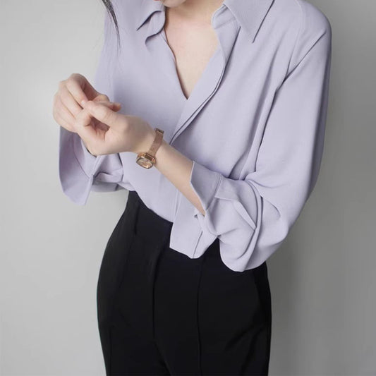 Blouse ajustée pour femmes avec encolure en V et manches évasées subtiles Chic und Stil