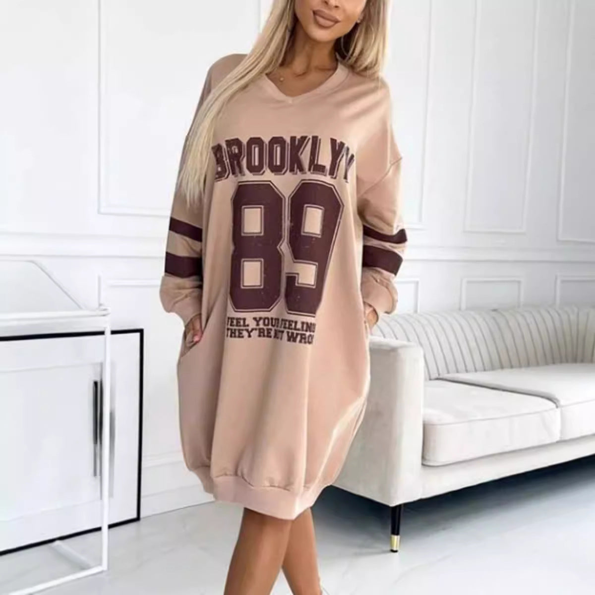 Robe de sport décontractée oversize pour femmes avec décolleté en V et manches contrastées Chic und Stil