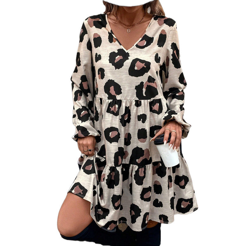 Robe femme à l'imprimé léopard décontracté avec des manches volumineuses et une coupe fluide Chic und Stil