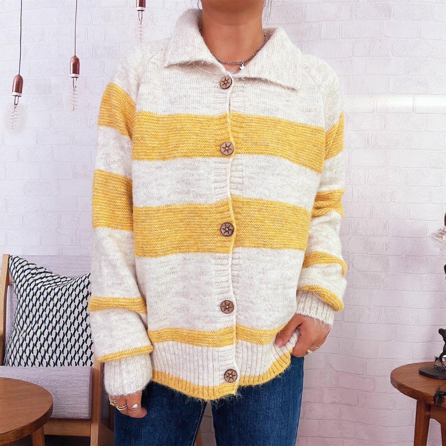 Dames gilet confortable en tricot avec des os en bois décoratifs et de larges rayures Chic und Stil