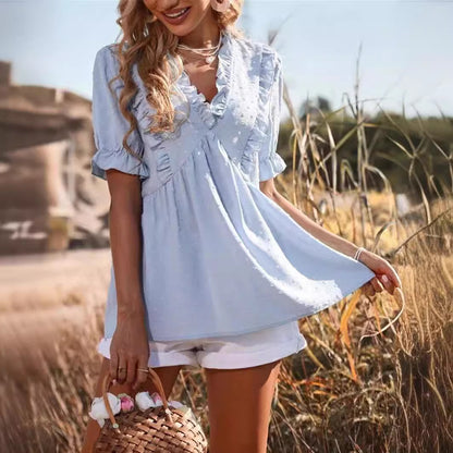 Haut d'été élégante pour femmes avec des détails à volants et décolleté en V Chic und Stil