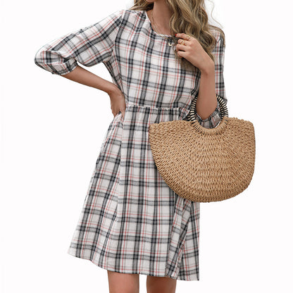 Robe pour femmes avec un look à carreaux et un design cintré Chic und Stil