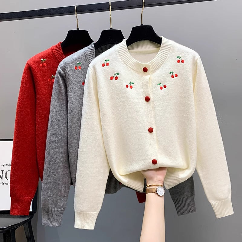 Dames cardigan ludique avec cerises brodées et boutons rouges Chic und Stil