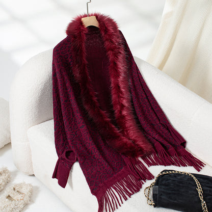 Dames élégant pull poncho avec un col en fausse fourrure luxueux et un ourlet à franges Chic und Stil