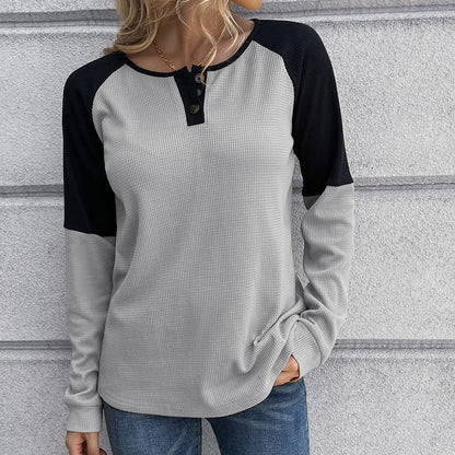Chemise Henley décontractée pour femmes en tissu gaufré avec design de manches contrastées Chic und Stil