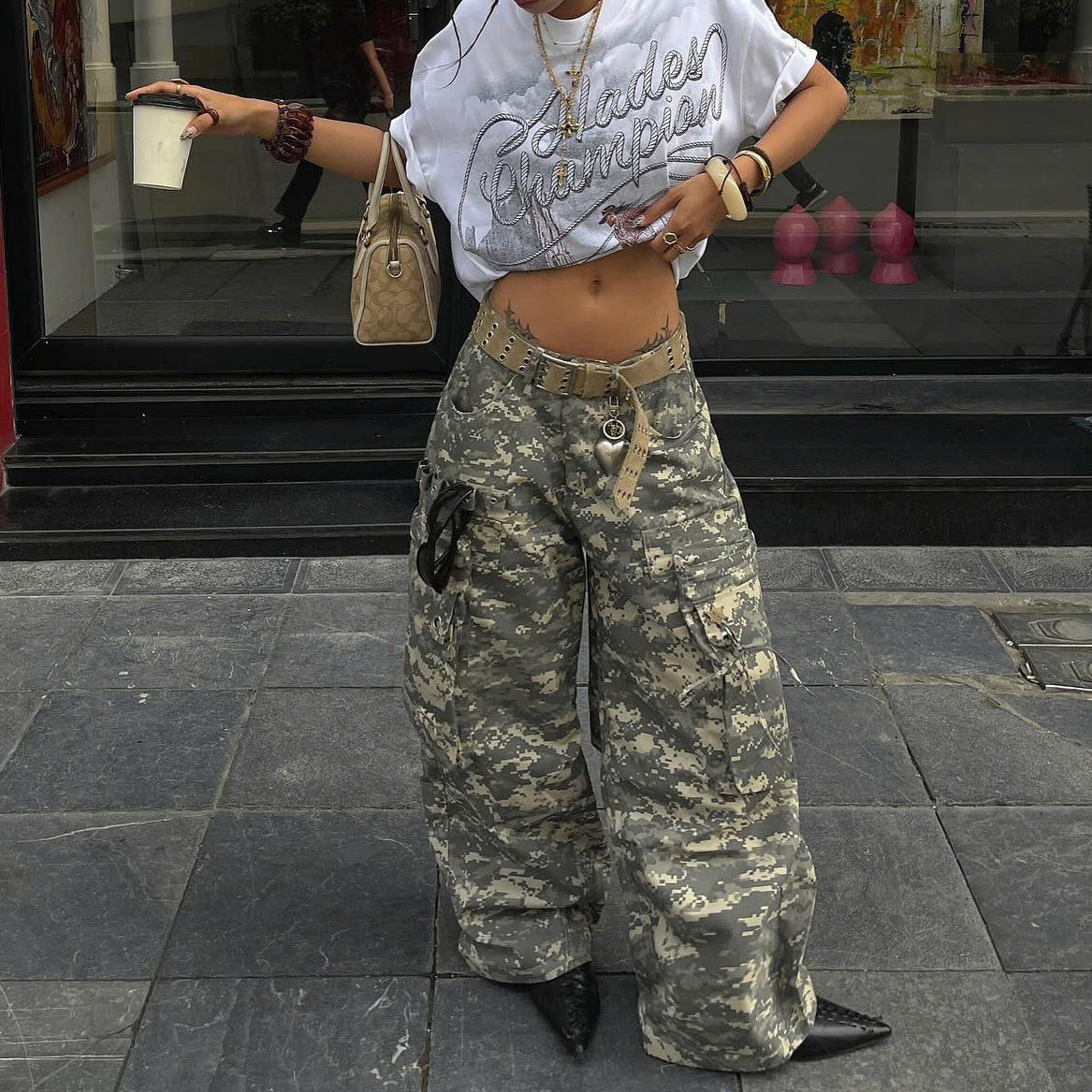 Women Wide cargo pants with practical pockets and refined design Chic and Style