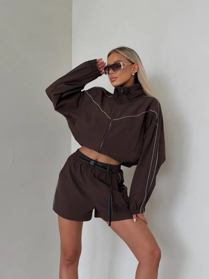Ensemble sportif pour dames avec veste cropped et shorts Chic und Stil