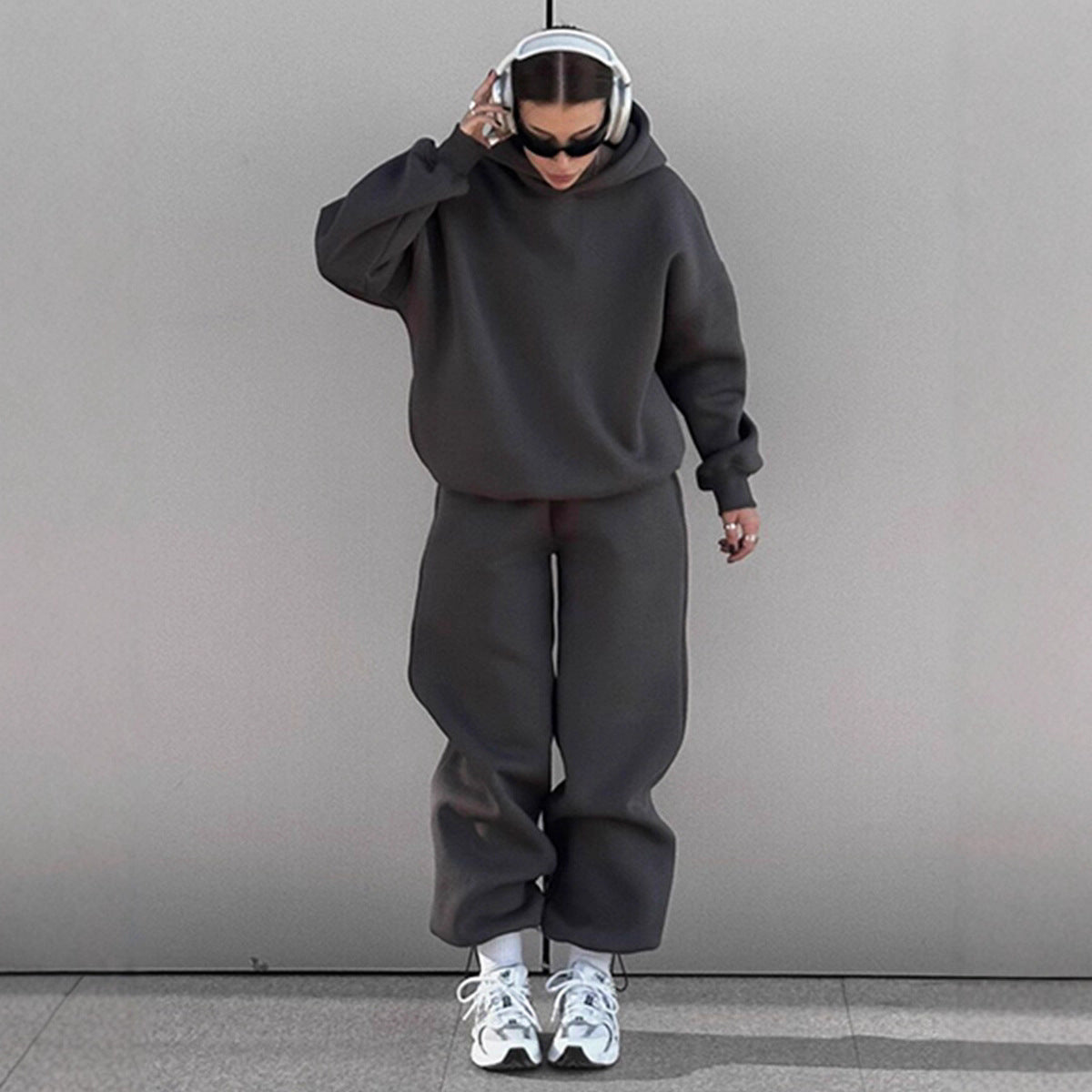 Urban loungewear set for women with a large hoodie and relaxed pants Chic and Style