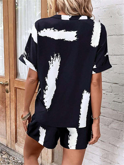 Combinaison courte féminine à la mode avec un haut à motif abstrait et une taille élastique Chic und Stil