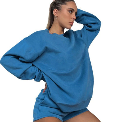 Chic und Stil women's sporty sweatshirt and shorts set