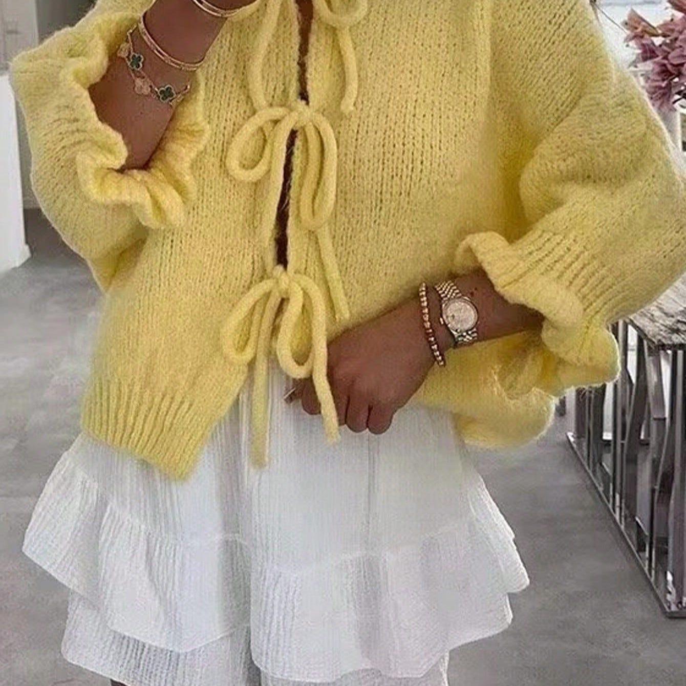 Dame Grosse maille cardigan avec des détails noués de manière ludique Chic und Stil