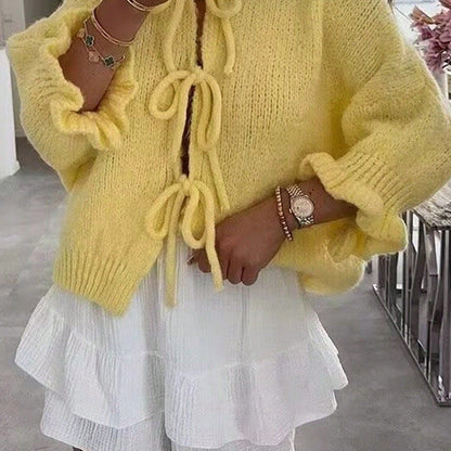 Dame Grosse maille cardigan avec des détails noués de manière ludique Chic und Stil