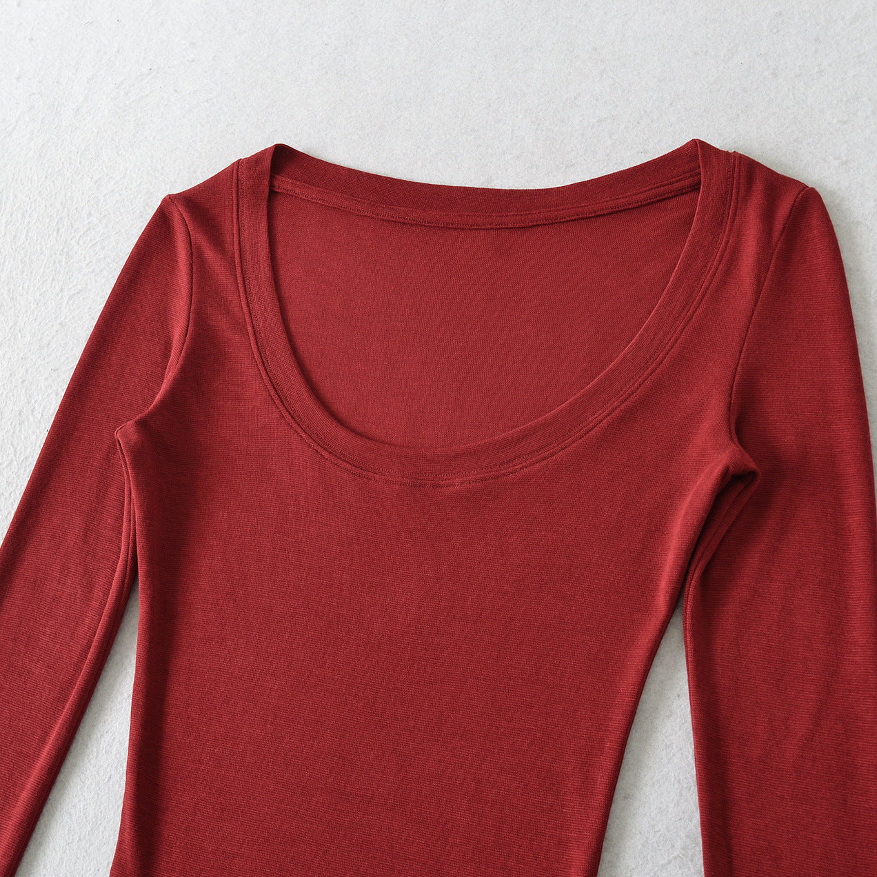 Chemisier à manches longues pour femmes avec un col rond élégant et une coupe cintrée Chic und Stil