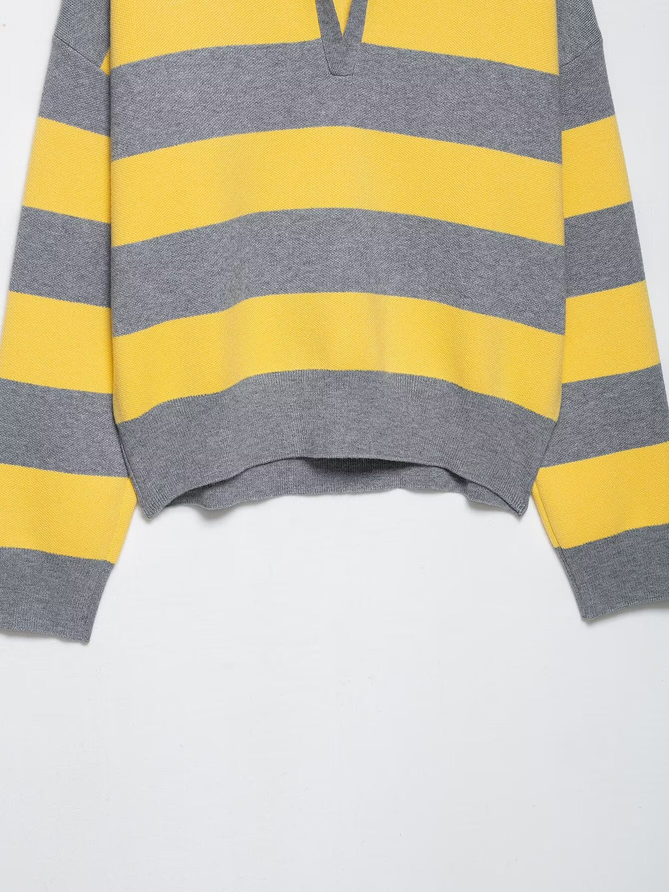 Pull en tricot décontracté pour femmes avec col polo et motif rayé Chic und Stil