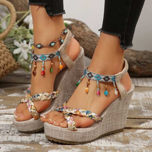 Sandales à talons compensés pour femmes avec un motif géométrique coloré et des sangles élégantes Chic und Stil