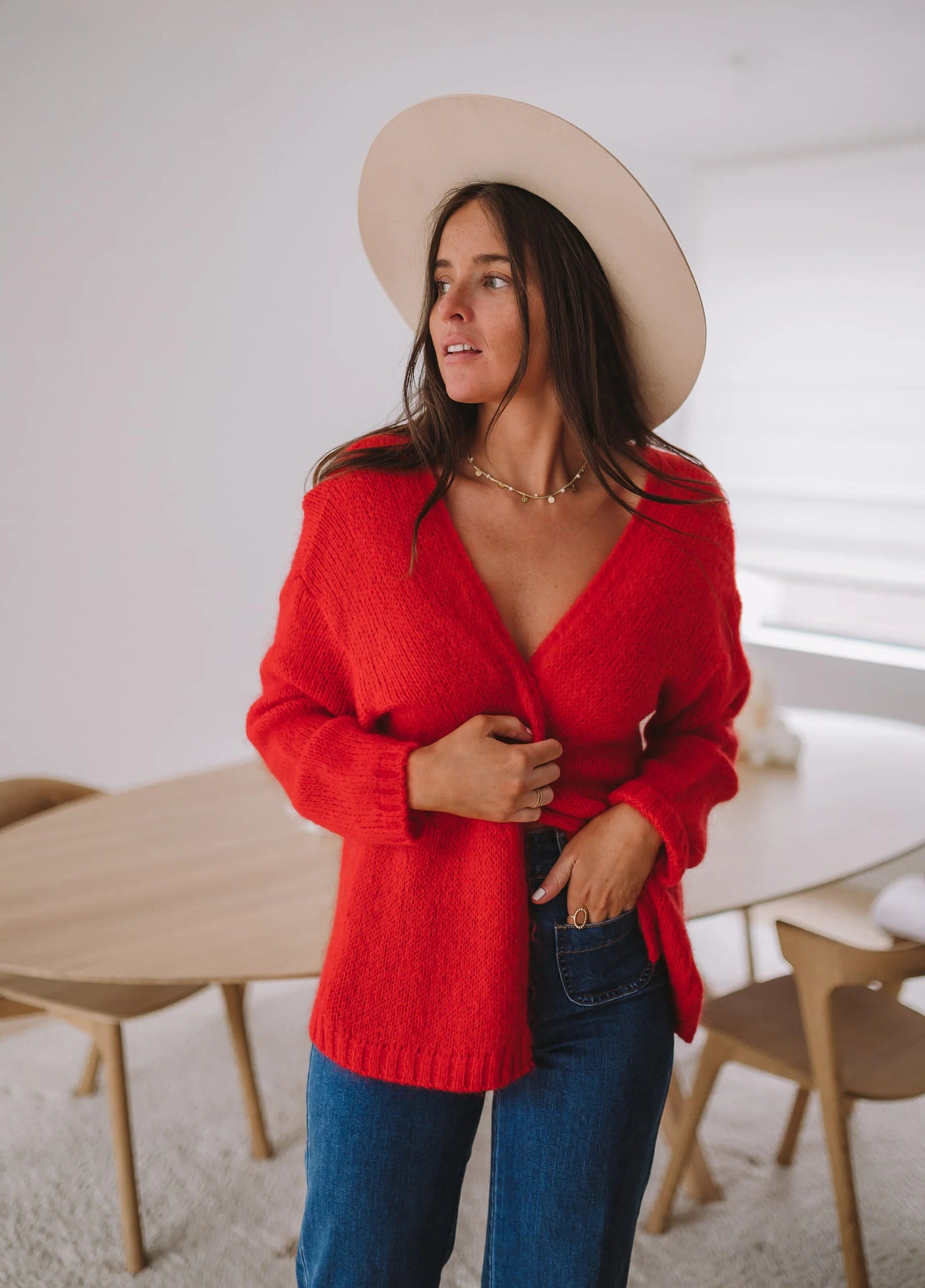 Pull léger pour femmes avec épaule dénudée et motif tricot doux Chic und Stil