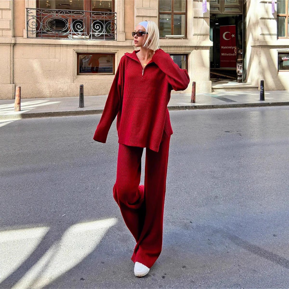 Comfortable loungewear set for ladies with oversized hoodie and wide pants Chic und Stil