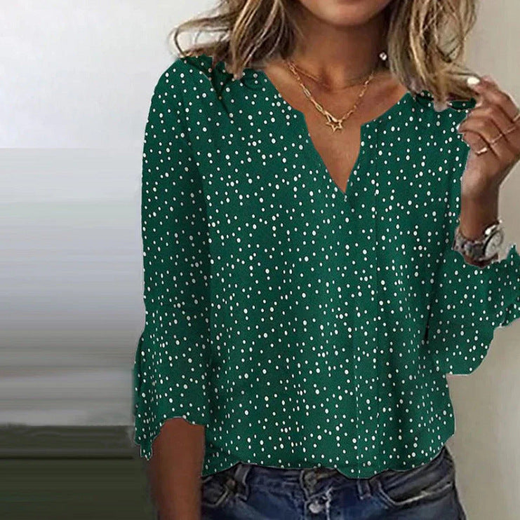 Chemisier pour femmes avec un élégant décolleté en V et un motif à pois tendance Chic und Stil