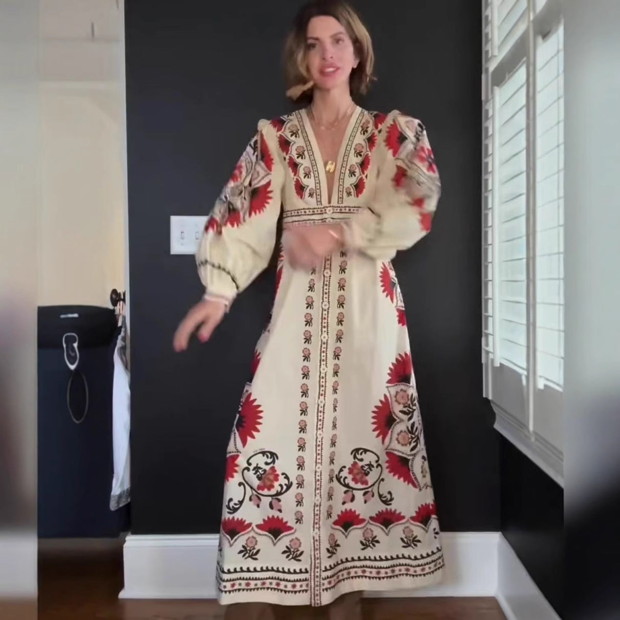 Robe maxi femme avec broderies florales et élégant décolleté en V Chic und Stil
