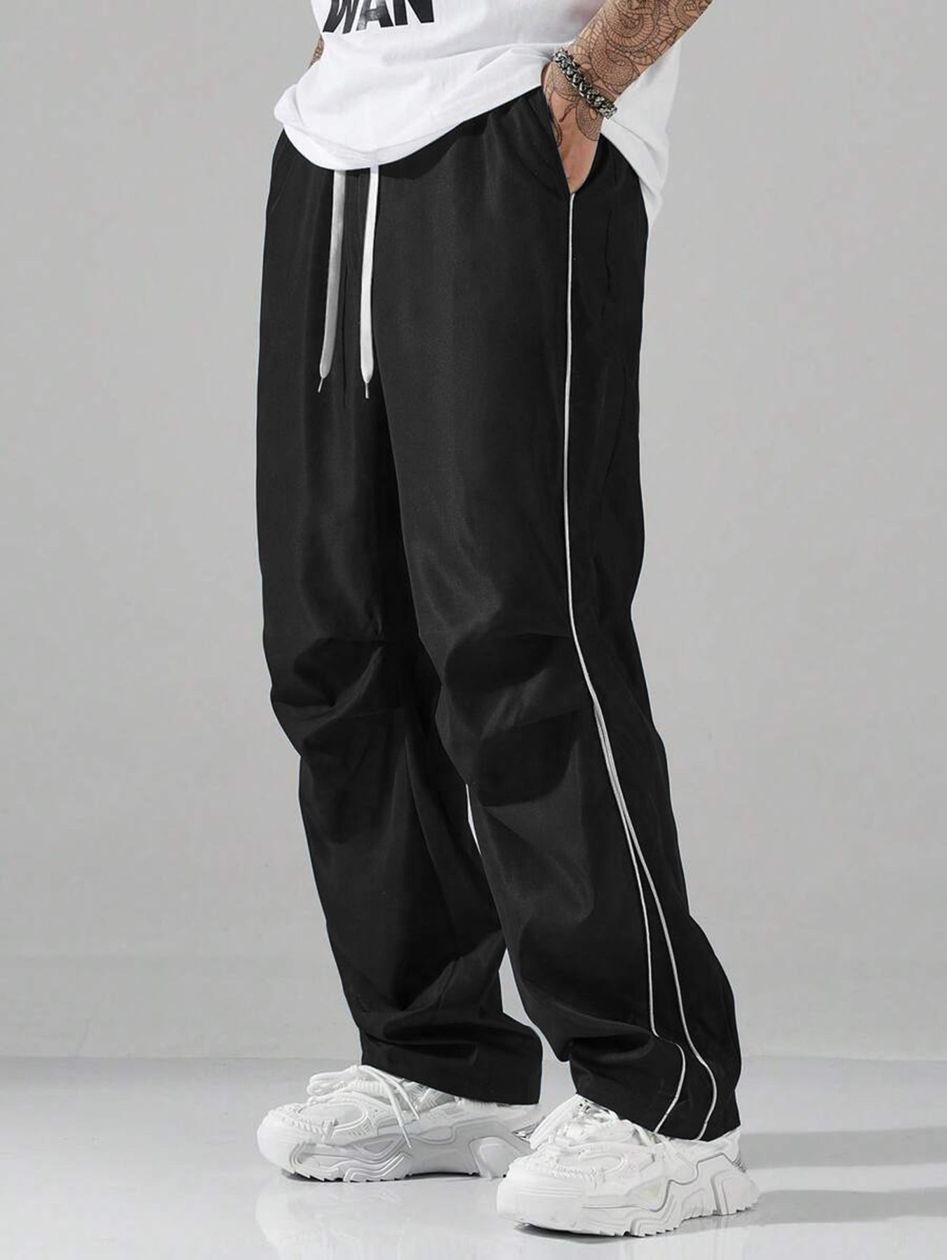 Men's sports pants with elastic waistband and contrasting stripes Chic and Style