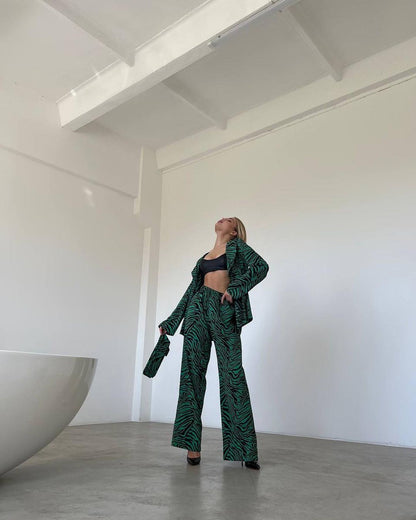 Women's set composed of a lightweight blazer and wide-leg pants with a floral design Chic und Stil