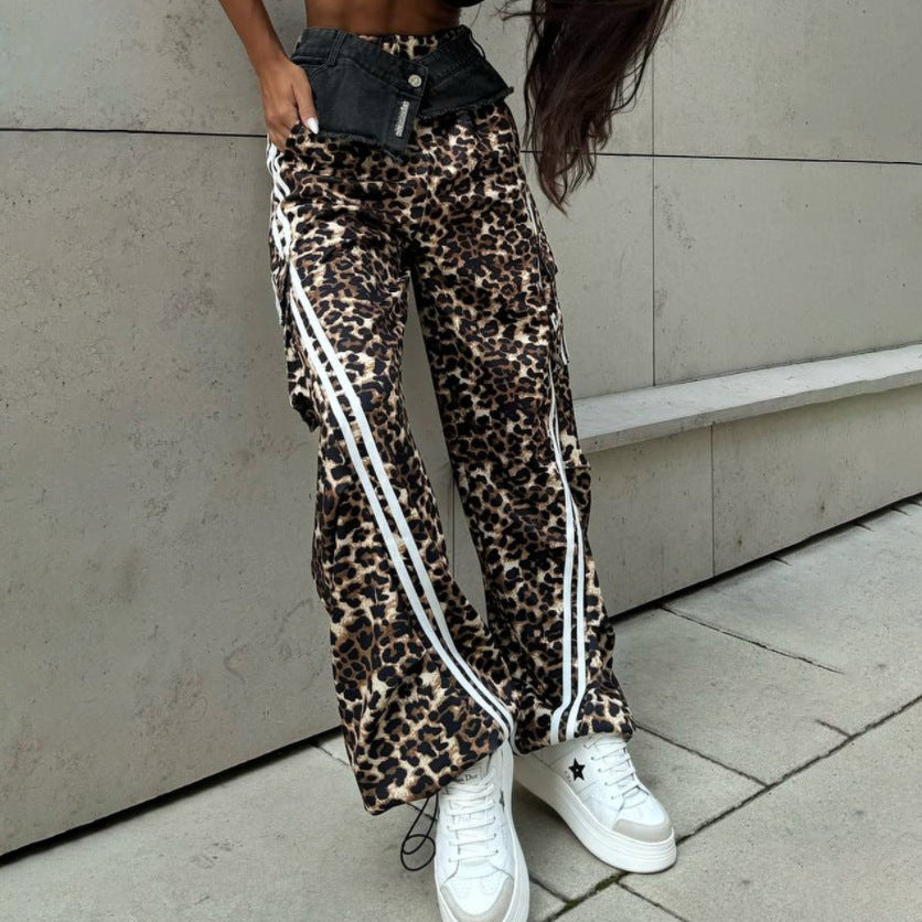 Loose cargo pants for women with leopard print and practical pockets Chic and Style
