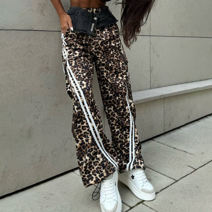 Loose cargo pants for women with leopard print and practical pockets Chic and Style