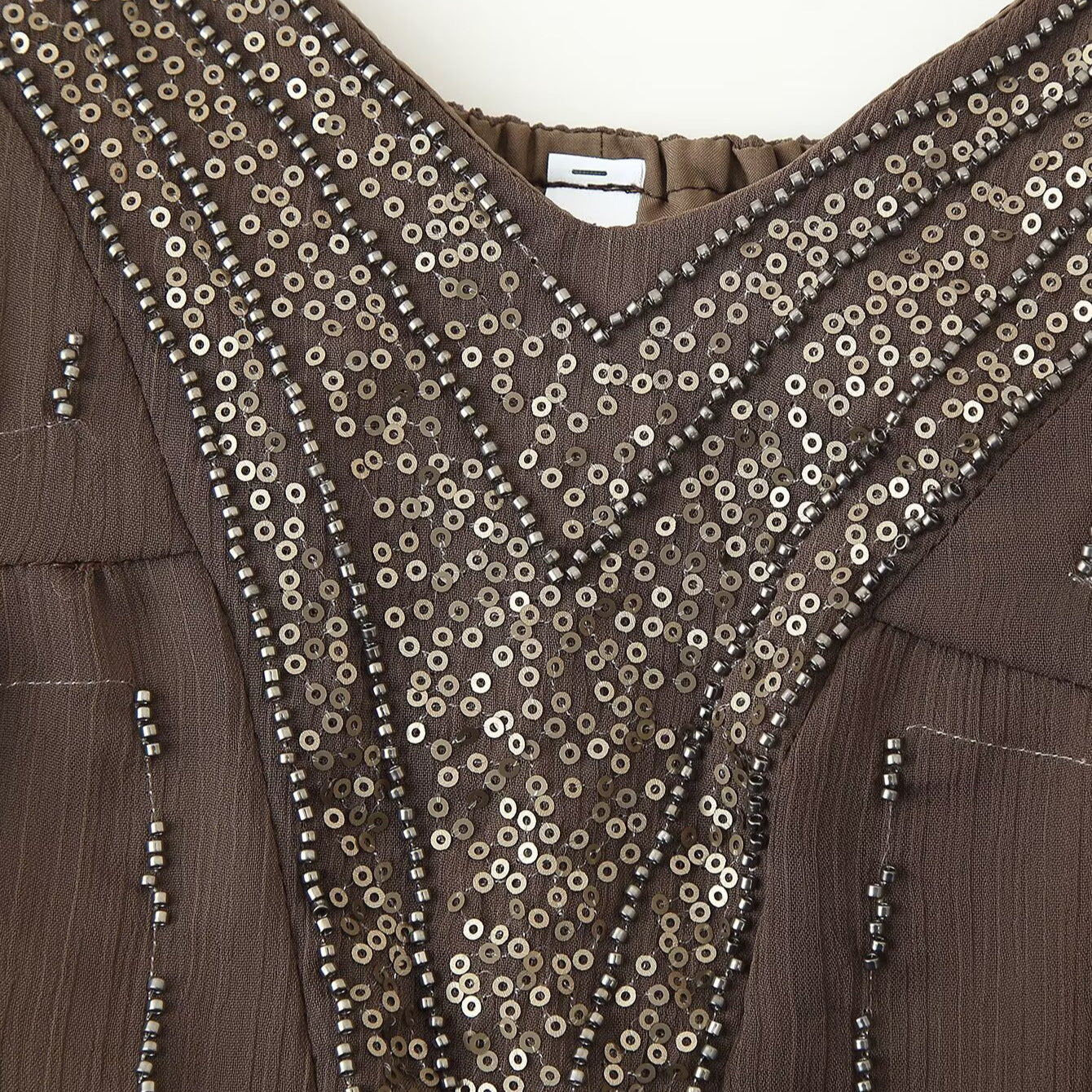 Robe d'été pour femmes avec un élégant décolleté en V et des détails de volants raffinés Chic und Stil