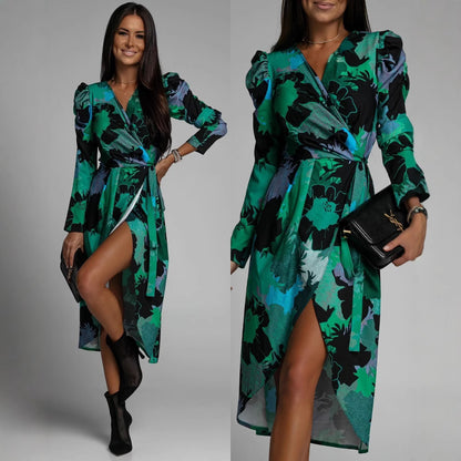Women's Floral Print Wrap Dress with Elegant Slit Detail Chic und Stil