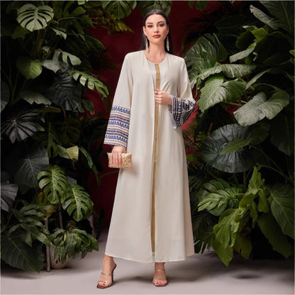 Dames élégante kaftan avec des détails de broderie artistiques et des manches larges Chic und Stil