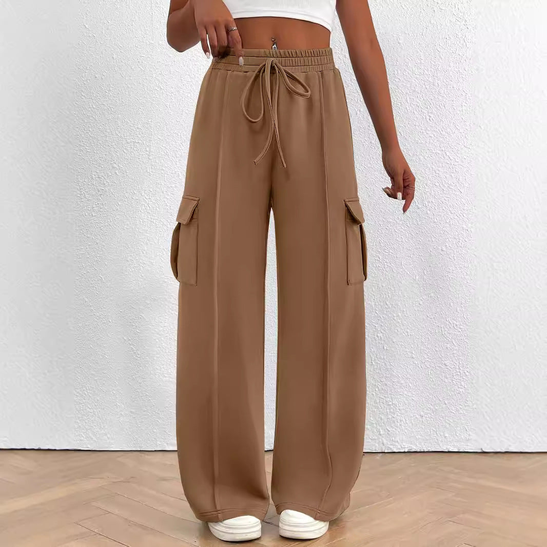 Cargo pants for women with a relaxed fit, elastic waist, and practical pockets Chic and Style