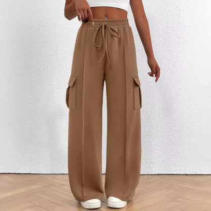 Cargo pants for women with a relaxed fit, elastic waist, and practical pockets Chic and Style
