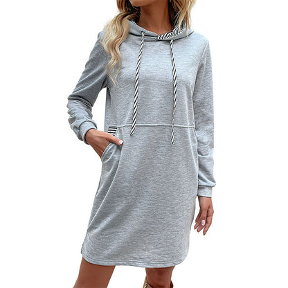 Robe à capuche pour femmes avec poches latérales et design rayé à la mode Chic und Stil