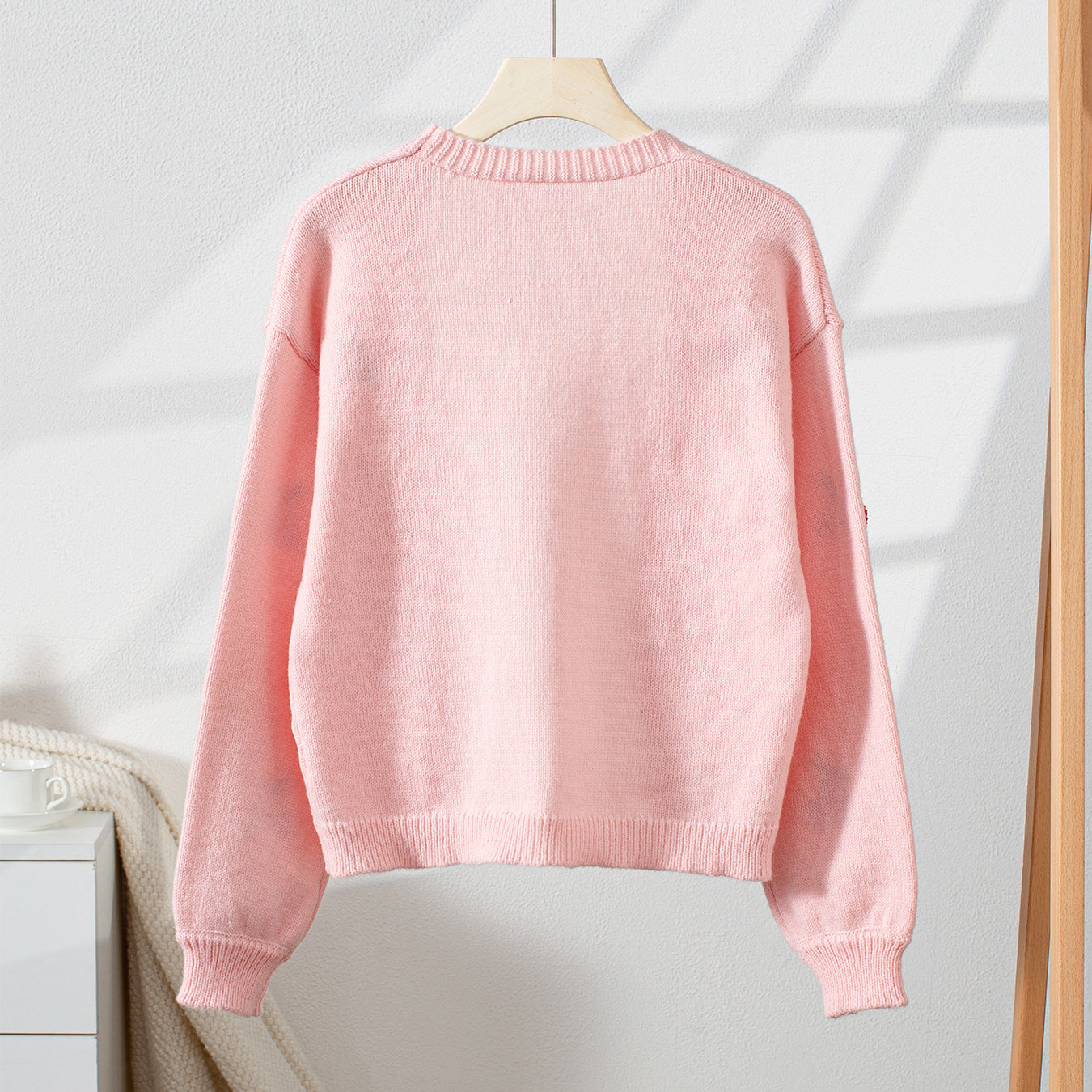 Gilet pour dames en tricot douillet avec des appliqués inspirés des cerises Chic und Stil