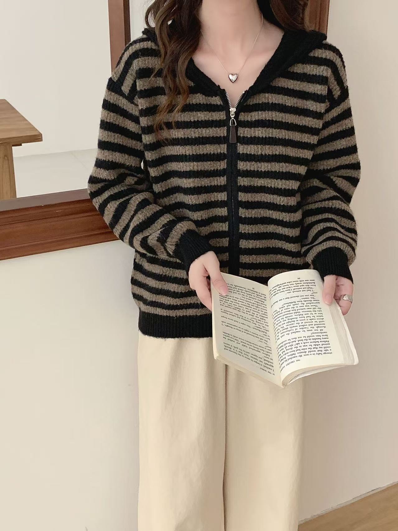 Casual knitted pullover for women with hood and zipper Chic and Style