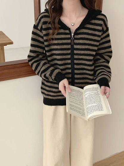 Casual knitted pullover for women with hood and zipper Chic and Style