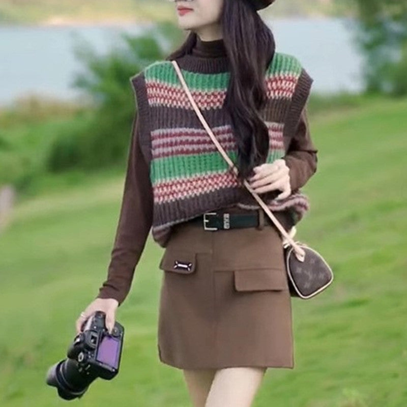 Casual knitted pullover for women, oversized, with a colorful striped pattern and a sleeveless design Chic and Style