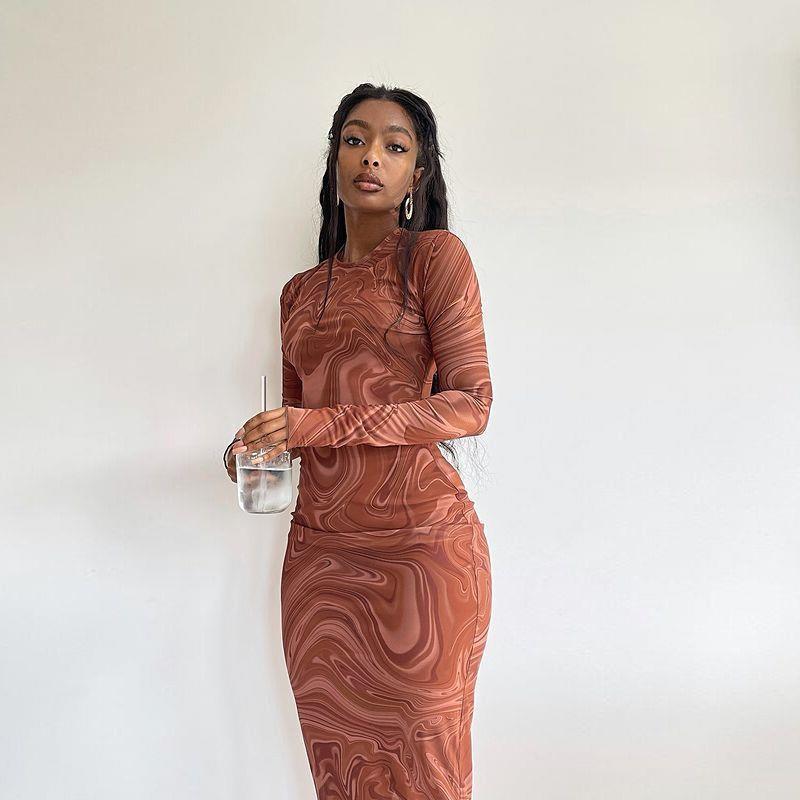 Robe élégante à manches longues pour femmes avec un motif marbré moderne et une coupe cintrée Chic und Stil