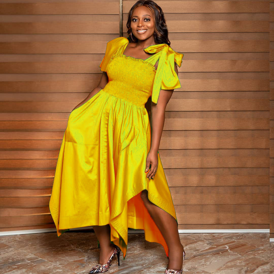 Dames Robe midi élégante avec une coupe flatteuse et des manches ludiques Chic und Stil