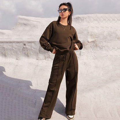 Women's sporty jogger set with wide pants and oversized sweatshirt Chic and Style