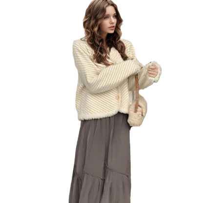 Cardigan pour femmes avec des boutons décoratifs et un textile doux Chic und Stil