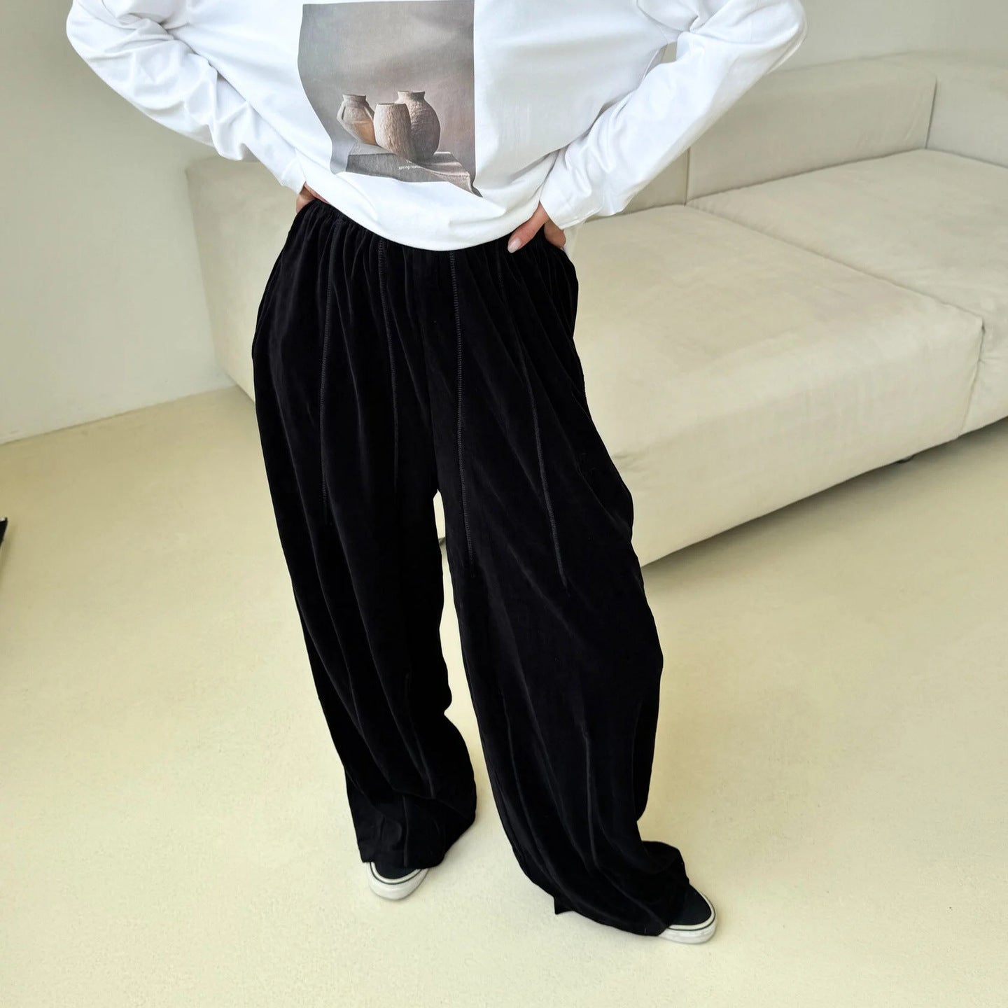 Wide velvet pants for women with elastic waist and practical side pockets Chic and Style