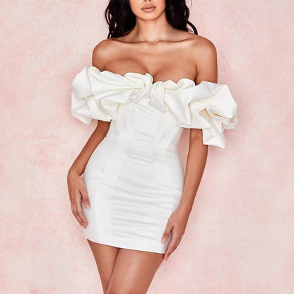 Robe mini à manches bouffantes pour femmes avec un design sans épaules et une silhouette moulante Chic und Stil