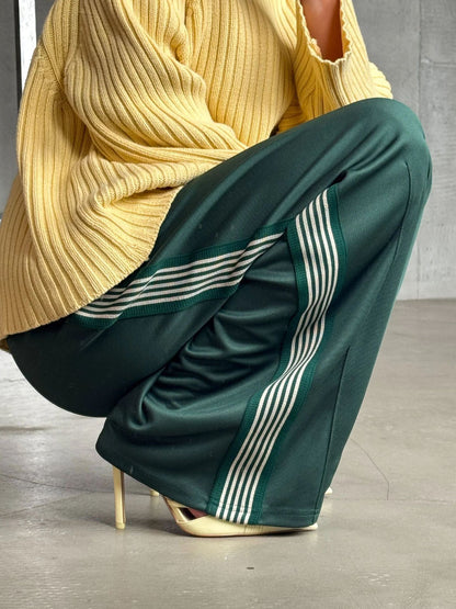 Wide sports pants for women with diagonal stripes Chic und Stil