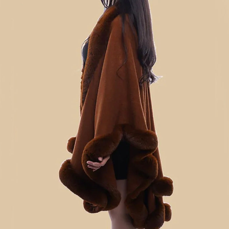 Dames cape en fausse fourrure avec col à capuche volumineux et aspect fourrure élégant Chic und Stil